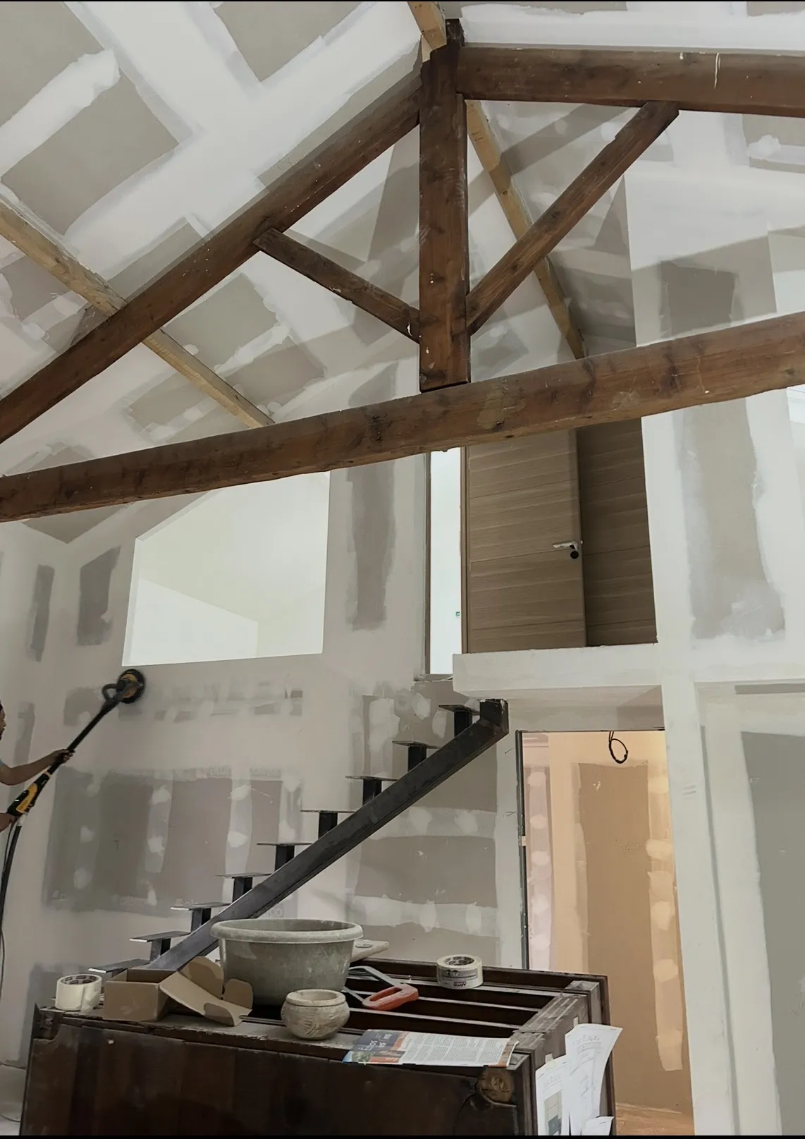 Avant travaux Rénovation complète d’un espace de vie avec mezzanine et poutres apparentes à Marseille